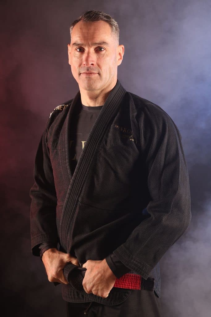 Portrait de Fabrice, ceinture noire troisième degré, en kimono noir, posant en ceinture rouge-noire lors du shooting Black Belt.