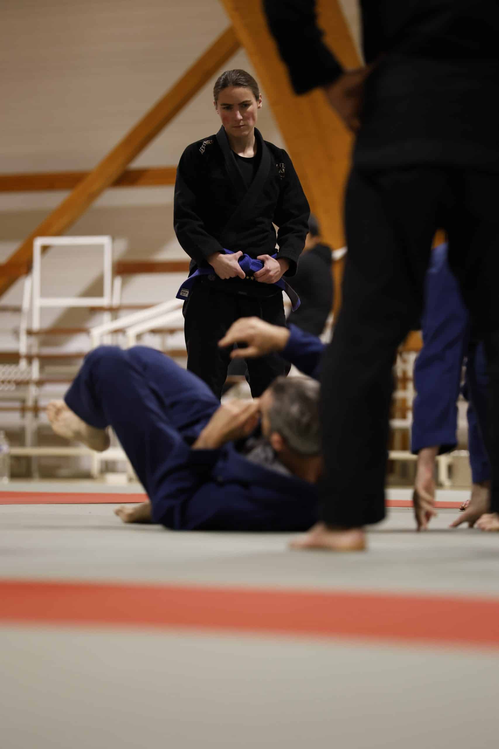 Emily pendant un cours de Jiu-Jitsu Brésilienà Vannes à la Skol Emgann, observant une démonstration technique