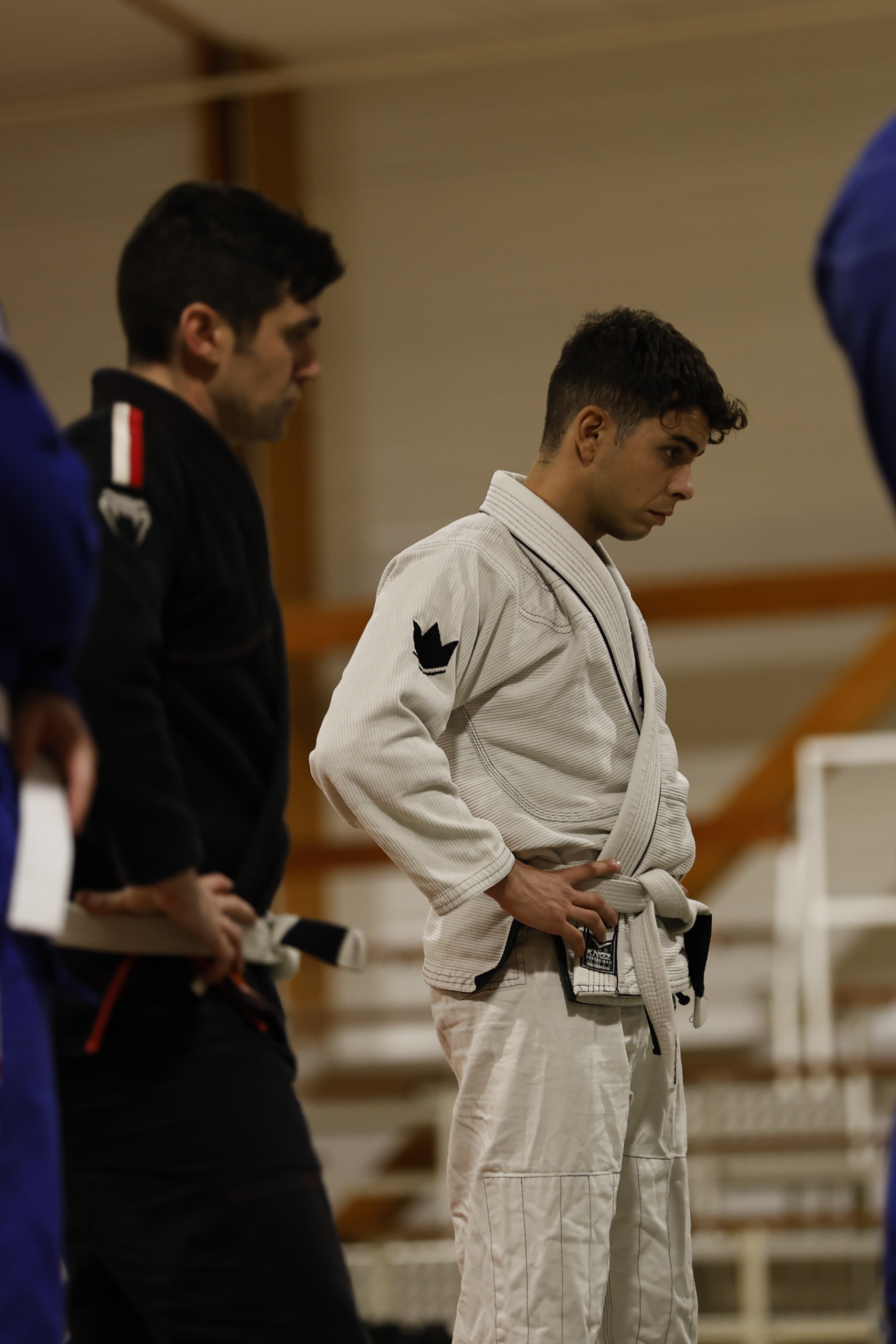 Alain et Yoann, deux pratiquants en kimono, attentifs pendant un cours de Jiu-Jitsu Brésilien à Vannes, à la Skol Emgann à Vannes.