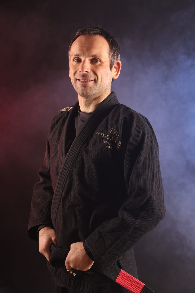 Portrait de Benjamin Hatoun, professeur de Jiu Jitsu Brésilien à la Skol Emgann, en kimono noir, ceinture noire, lors du shooting photo officiel du club à Vannes.