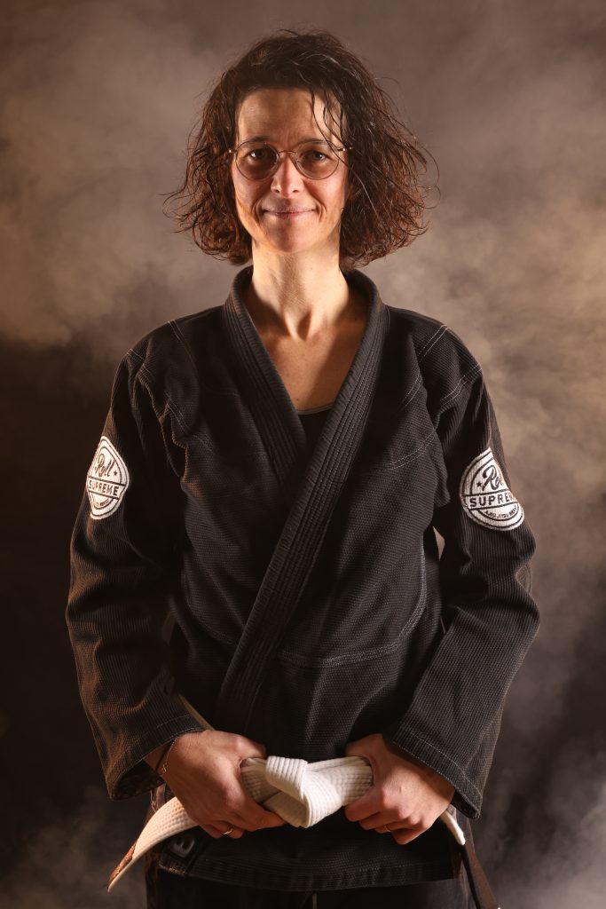 Portrait d’Anne-Solène Tanguy, secrétaire bénévole de longue date et jiujiteira engagée au sein de la Skol Emgann, lors du shooting photo des féminines du club à Vannes.