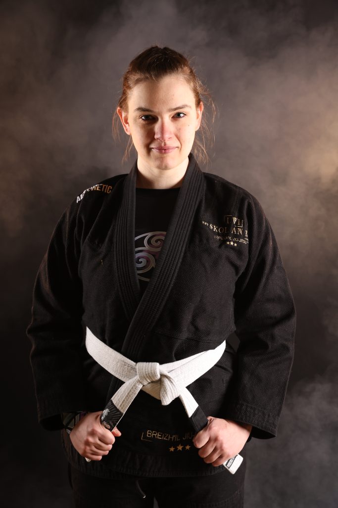 Portrait d’Elfie Lohner, membre active et bénévole de la Skol Emgann, en kimono noir photographiée lors du shooting officiel du club.