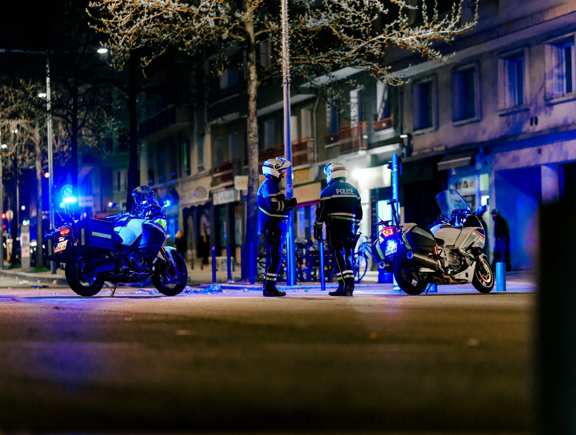 Patrouille motorisée de police assurant la sécurisation d’un secteur urbain de nuit.